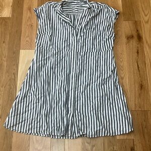 Old Navy blue/gray and White Striped button down dress XL has pockets!